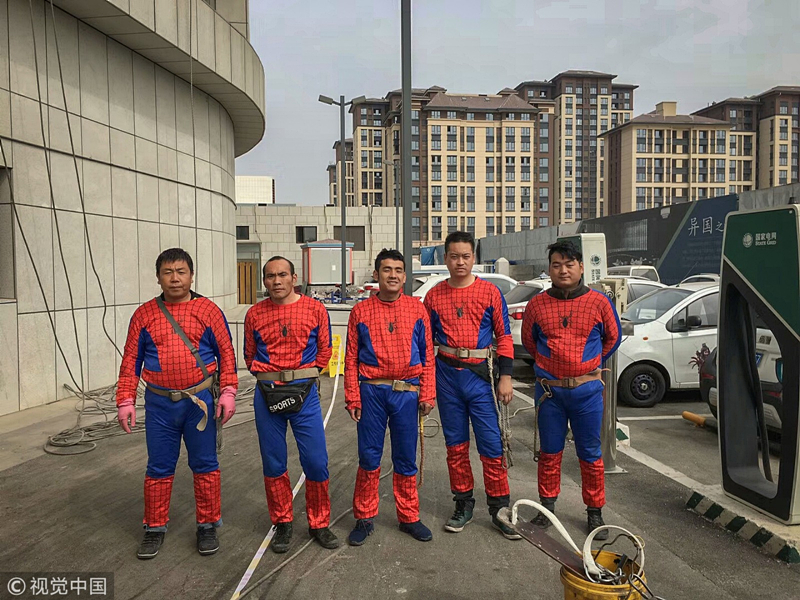 90后小伙高空作业 爬遍天津高楼一天赚五百