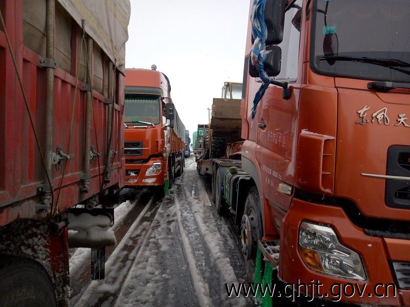 [青海]降雪导致交通受阻 路政部门全力保通(图