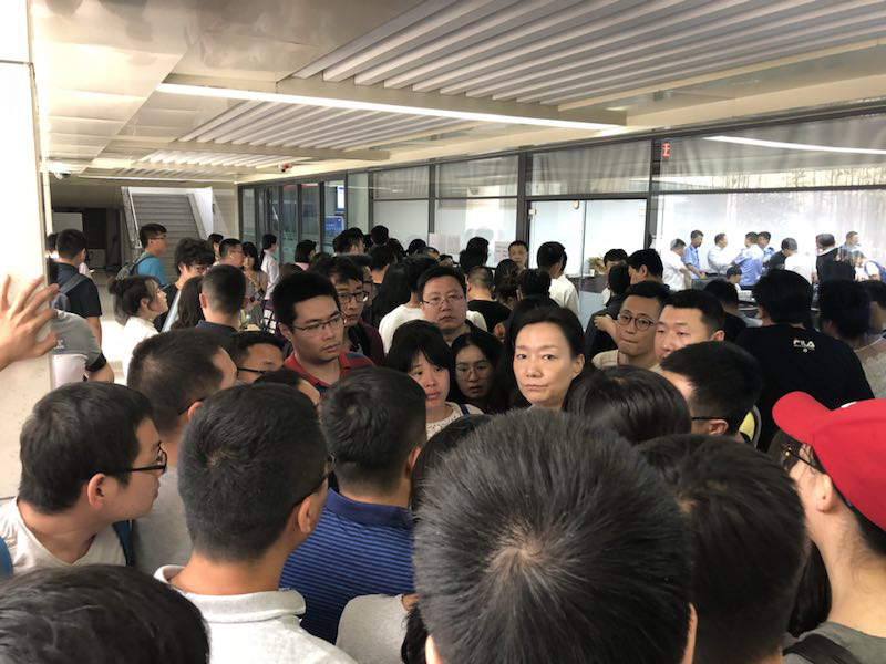  5月18日，天津市河西区行政办公大厅，申请办理落户手续的人挤满了办事大厅 本报记者郭婧婷/摄影
