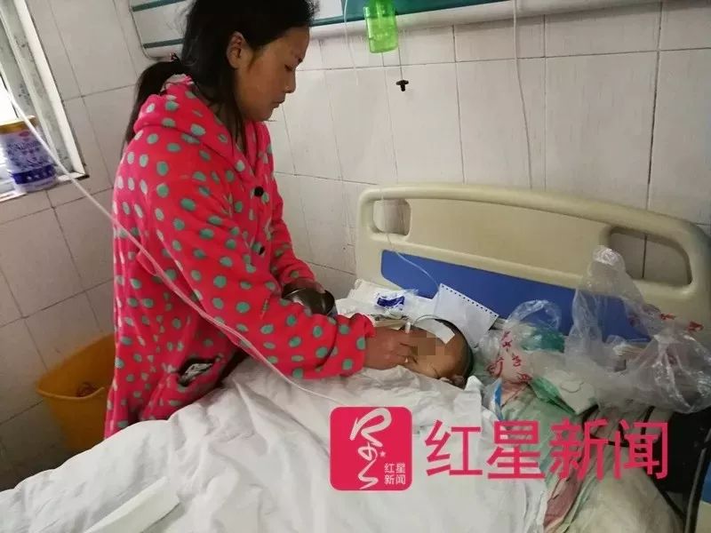 ▲4月份在医院时的雅雅和妈妈。图片来源红星新闻