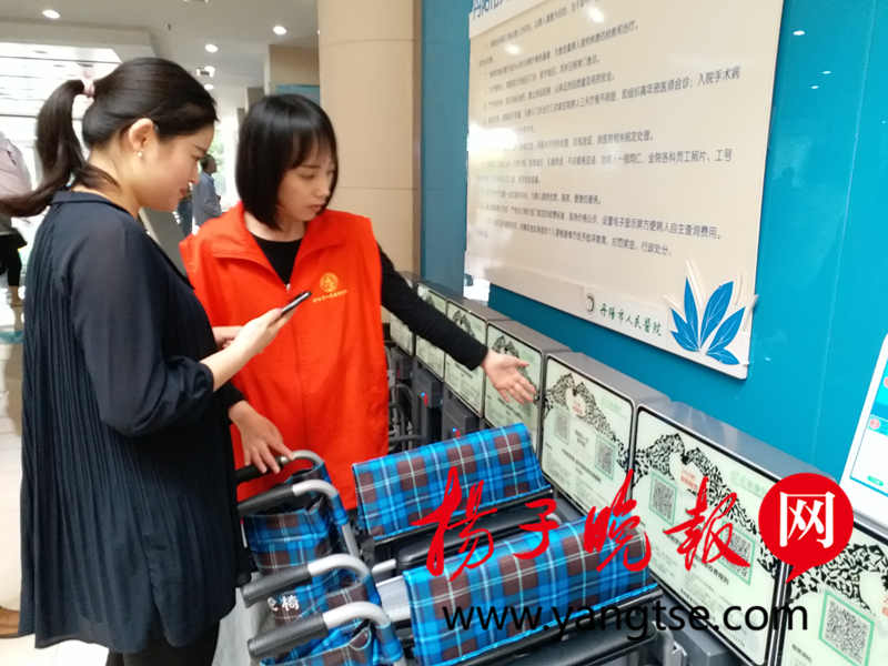 丹阳一医院共享轮椅扫码几秒钟就可租来使用