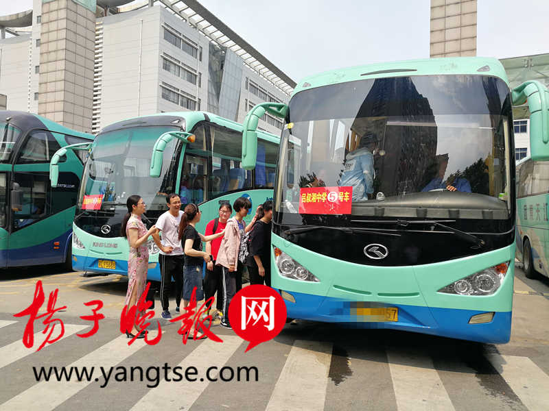 镇江:三天高考 镇江投入65辆大巴全程护送289