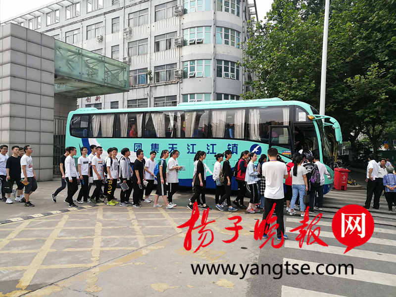 镇江:三天高考 镇江投入65辆大巴全程护送289