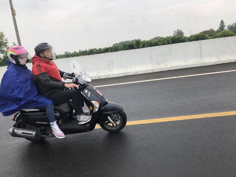 乡村摩旅遇大雨 烟雨迷蒙更清新