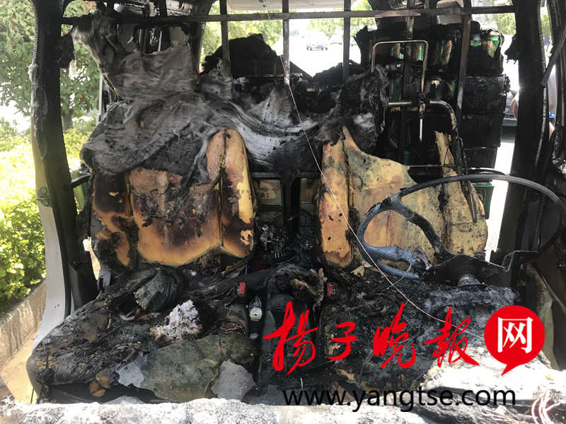泗阳一满载啤酒面包车行驶途中自燃