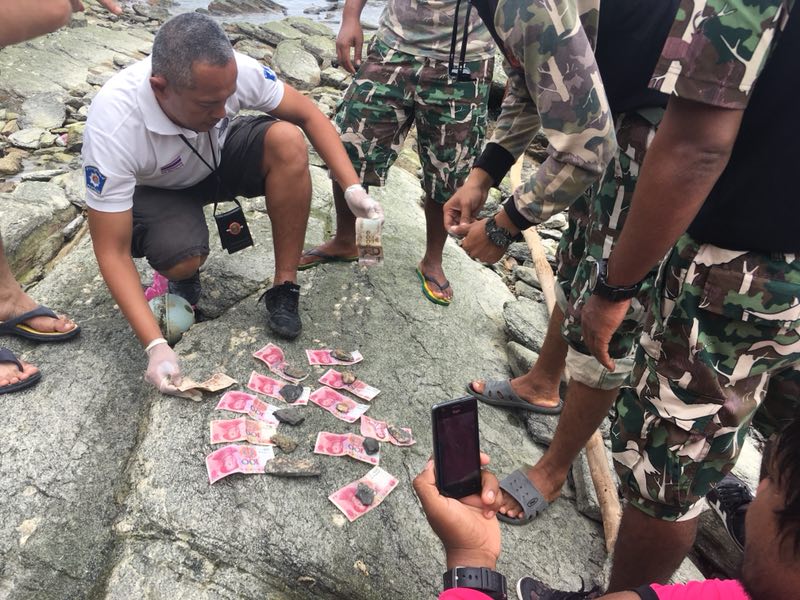11日,泰方在打捞出的中国遇难者遗体的衣服内发现了人民币。