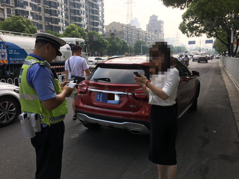 进了驾校,考过一两次试就有驾照了?