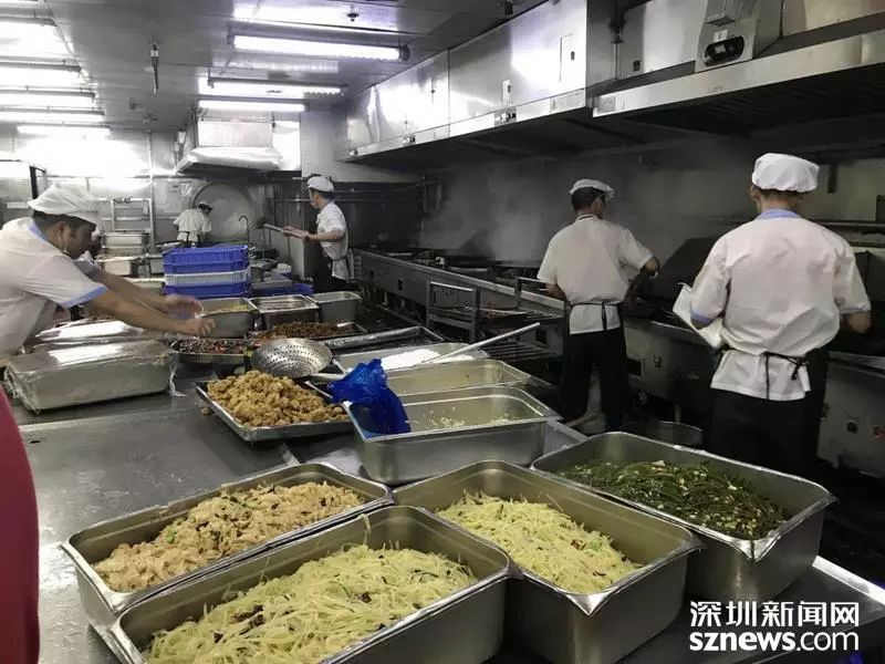 星期三查餐厅丨后厨天花板发霉三防设施不齐全这家知名企业的食堂能让