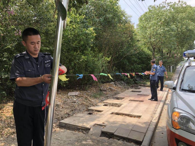 谷里公交站台集中改造,市民等车时可以遮遮阳