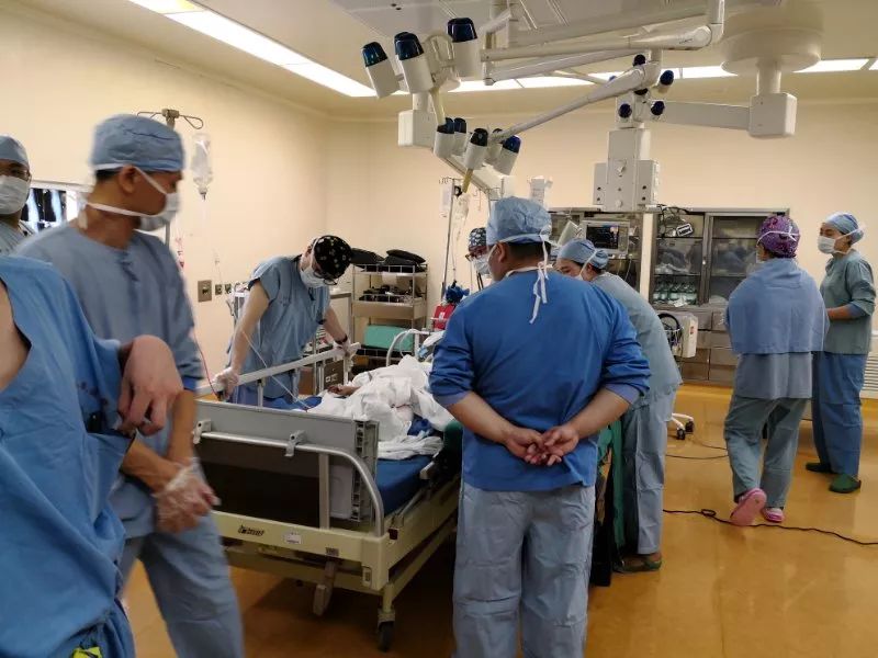 男童突然伸腿 被电梯夹一楼与二楼之间扭成Z字形