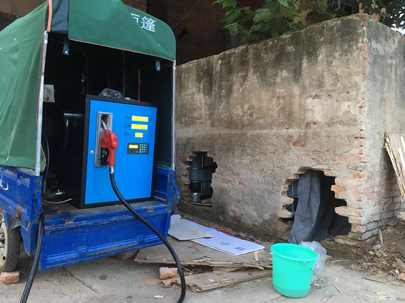 “黑加油站”暗藏近6吨汽油在拆迁工地零售