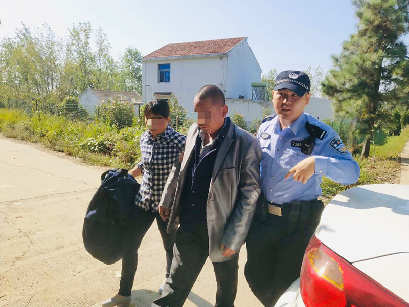 男子乘车突发癫痫 司机民警紧急救人