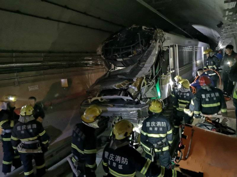 事故发生后,消防员在现场救援,列车头部撞击严重。 网络图片