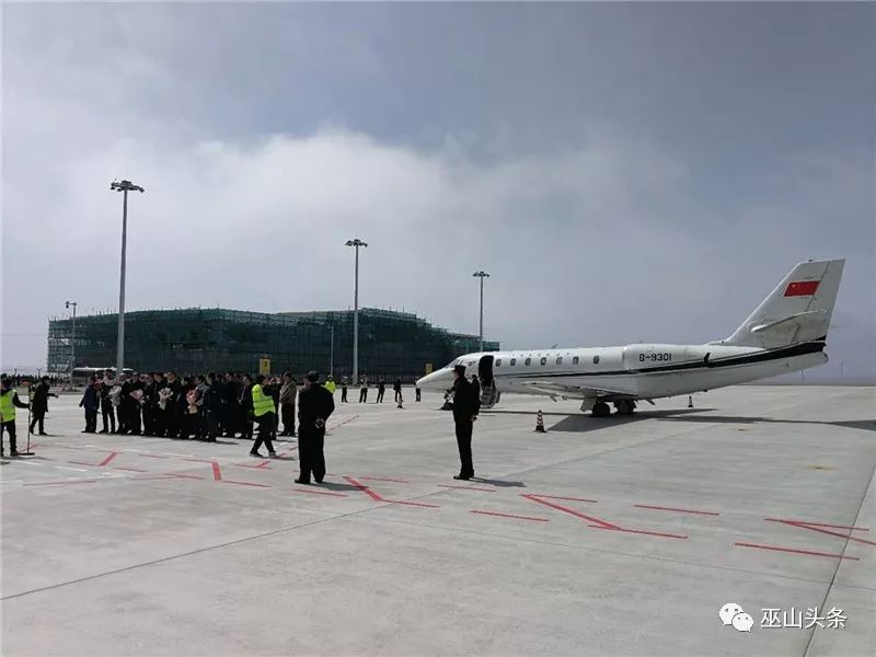 迎接首架飞机降落数千名市民自发到机场附近围观巫山,奉节,巫溪的市民