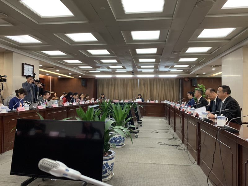 广东经济总量约占全国1_广东经济科教1女主持(2)