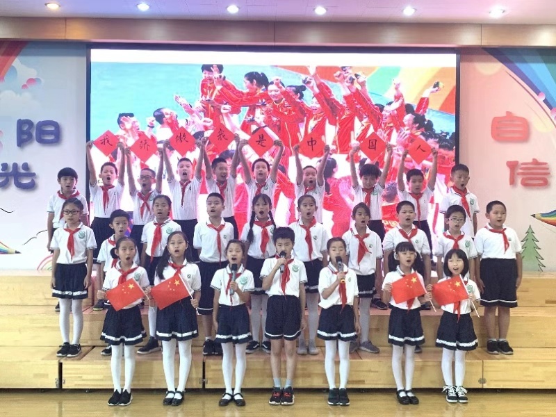 北京小学生同唱红歌庆祝国庆