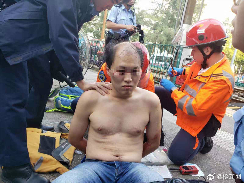  刺伤何君尧的暴徒被当场制服（图片来源：香港“橙新闻”微博）