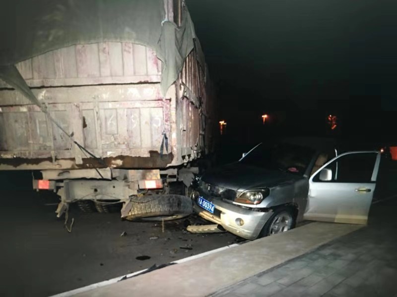 嫌疑车辆撞在大卡车上停下来,警方从而捕获犯罪嫌疑人。警方供图