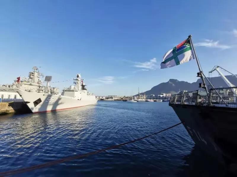  中国海军潍坊舰抵达南非开普敦港