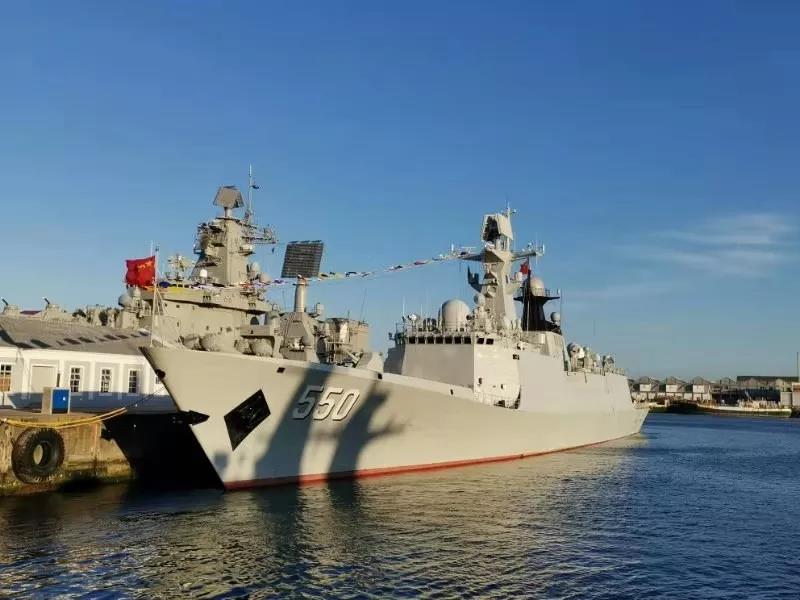  中国海军潍坊舰抵达南非开普敦港