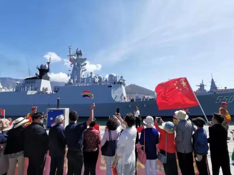 当地华人华侨代表在码头迎接潍坊舰到来