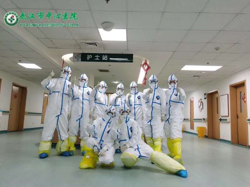 蔡毅和同事的合影