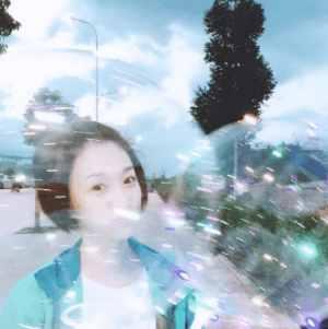 李小冉拿网红气球拍照吸引眼球,网友:皮肤白就