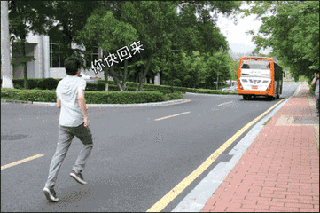 三亚“时尚”公交站！下趟车啥时到站一目了然，边等边给手机充电！