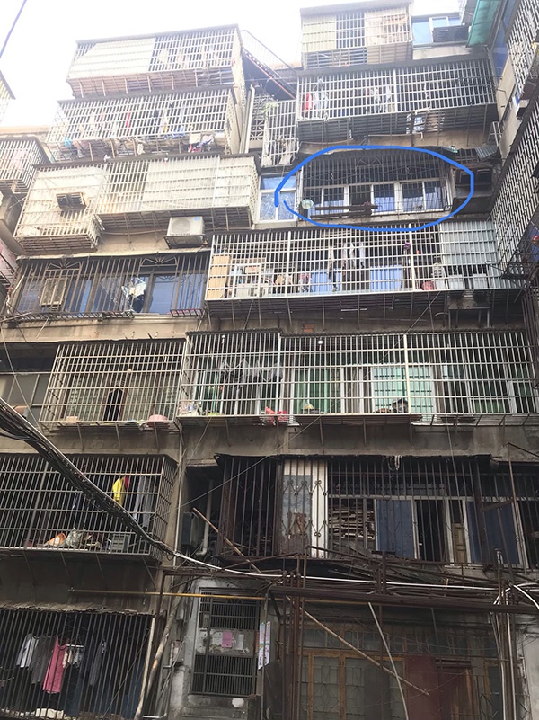 劳荣枝南昌灭门案现场邻居贴符咒老住户仍心悸