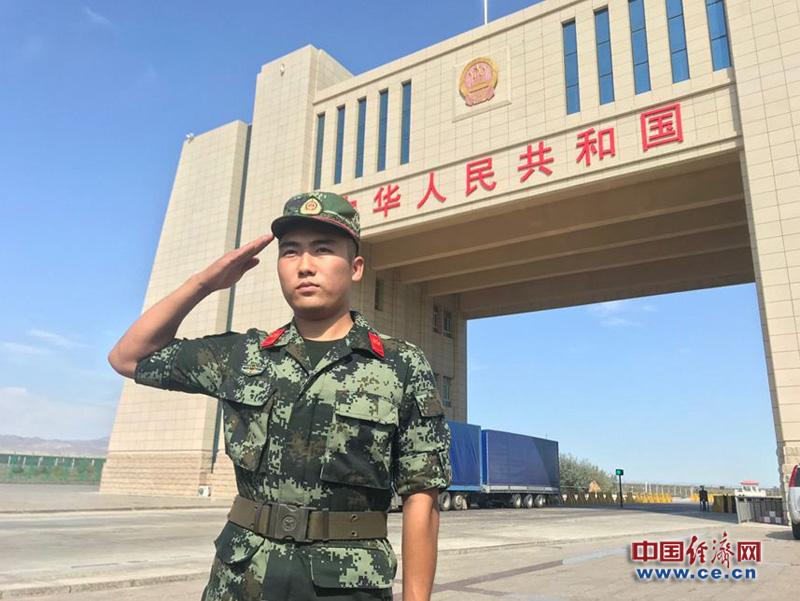 图为阿拉山口边检站监护中队一班副班长蒋文泽 经济日报-中国经济网记者 秦爽/摄