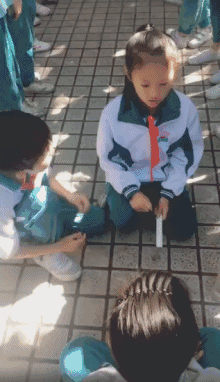 姑娘，别再喝了，我现在就送你回家。