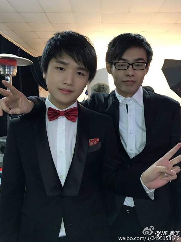 老WE辅助卷毛情人节与女友领证 微笑送祝福遭“嘲讽”