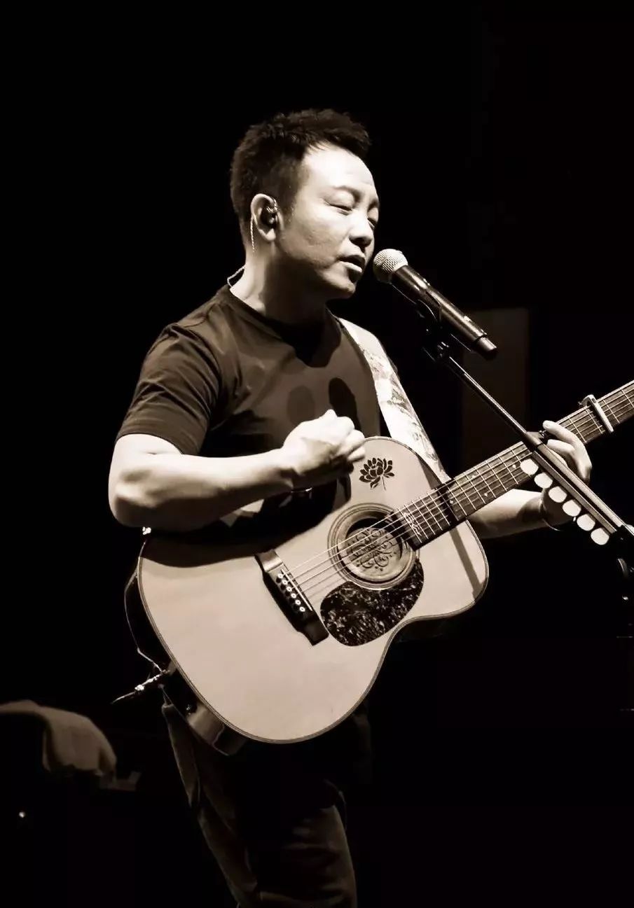 悦读 | 许巍年过半百:他曾历经沧桑,如今风华正茂