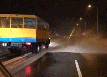 这车现在开会不会很冷?动图 妹子放学一起回家吗?