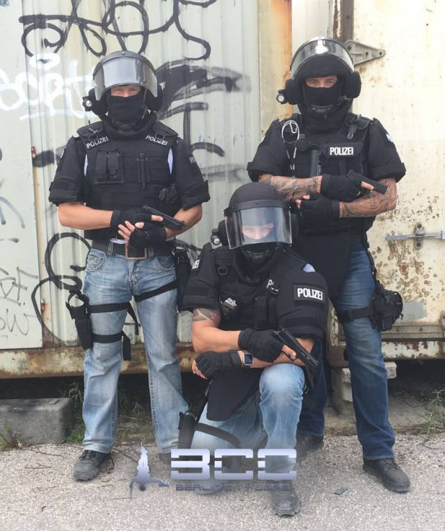 德国人一定严肃认真?那为啥还穿着牛仔裤反恐