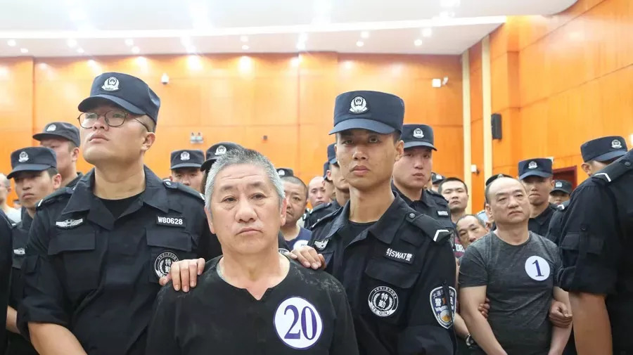 大连37人涉黑团伙受审!主犯被判20年,他都干了