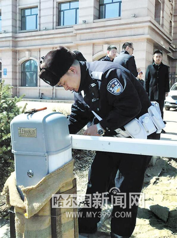 交警部门联合城管行政执法部门清理603处私设挡车设施