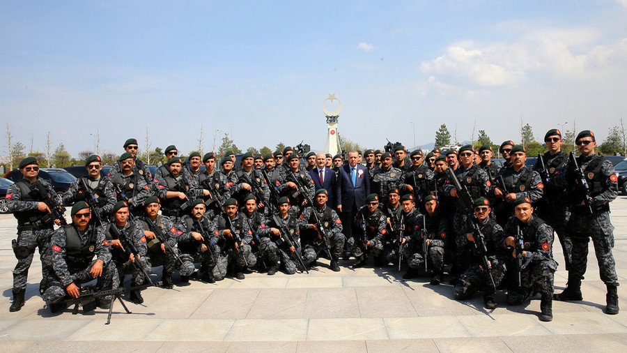 图为埃尔多安与当地警官合影。（路透社）