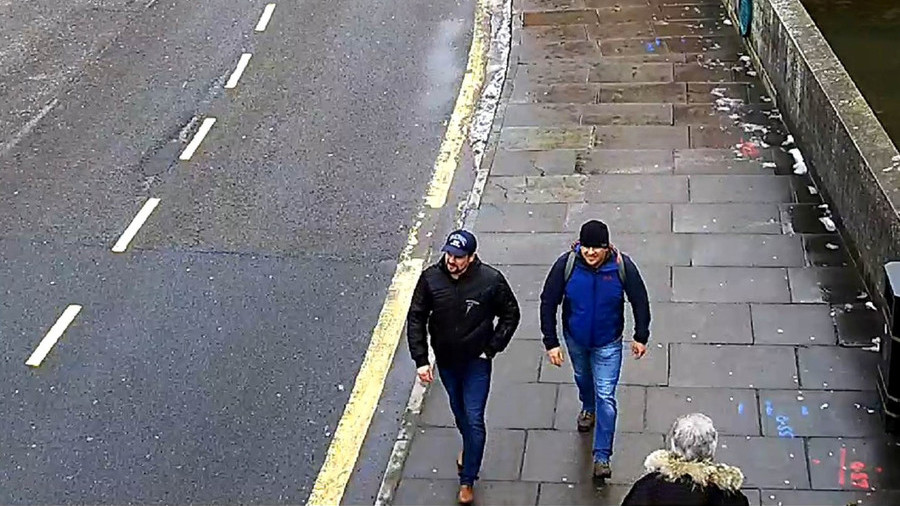 英国警方公布的监控截图：两人在英国街头行走。