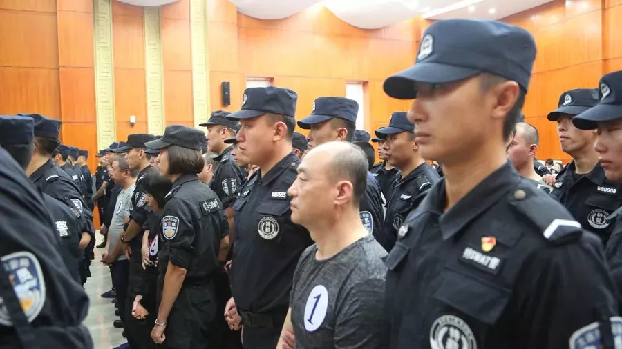 大连37人涉黑团伙受审!主犯被判20年,他都干了