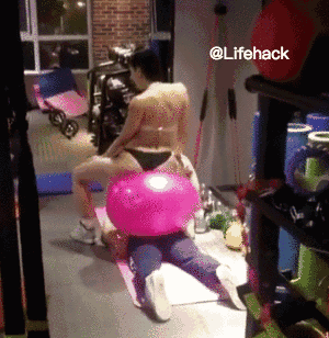 穿比基尼的女教练 正在给男学员做肌肉放松 请问这是哪个健身房我想