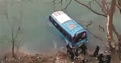 陕西一公交车失控坠江2人身亡