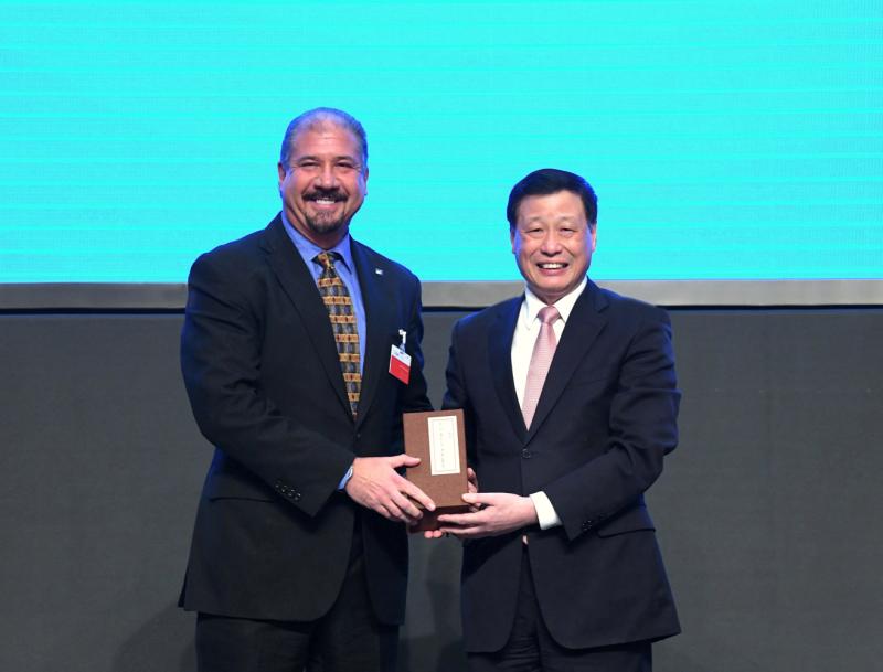 市咨会迈入而立，7位国际高参获颁特别纪念奖，李强应勇同来宾共叙友谊展望未来