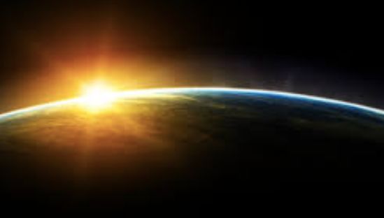 他是首个进入太空的华人，提前杨利伟18年把五星红旗送入太空