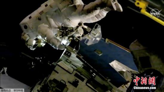  资料图：2019年3月29日，美国宇航员尼克·黑格和克里斯蒂娜·库克进行太空行走，更换国际空间站外挂蓄电池。