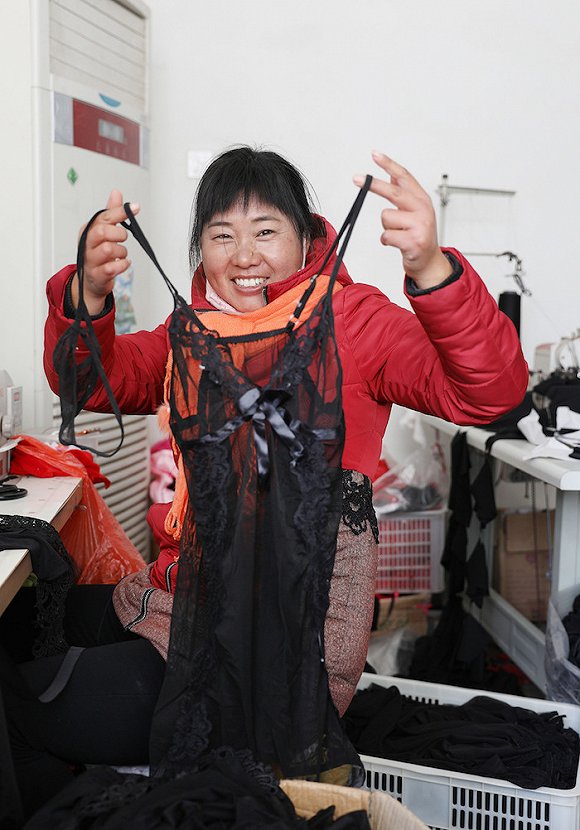 　一位展示情趣内衣的女工。 图片来源：视觉中国