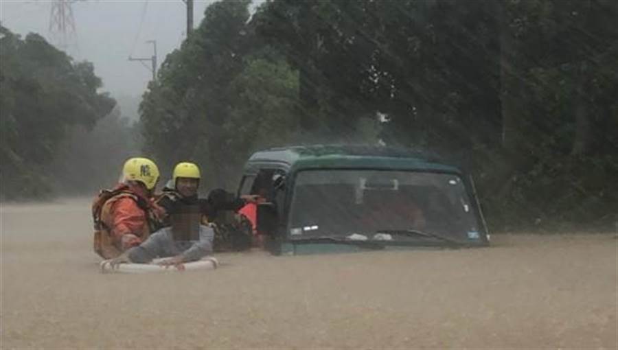  水淹轿车（东森新闻云）