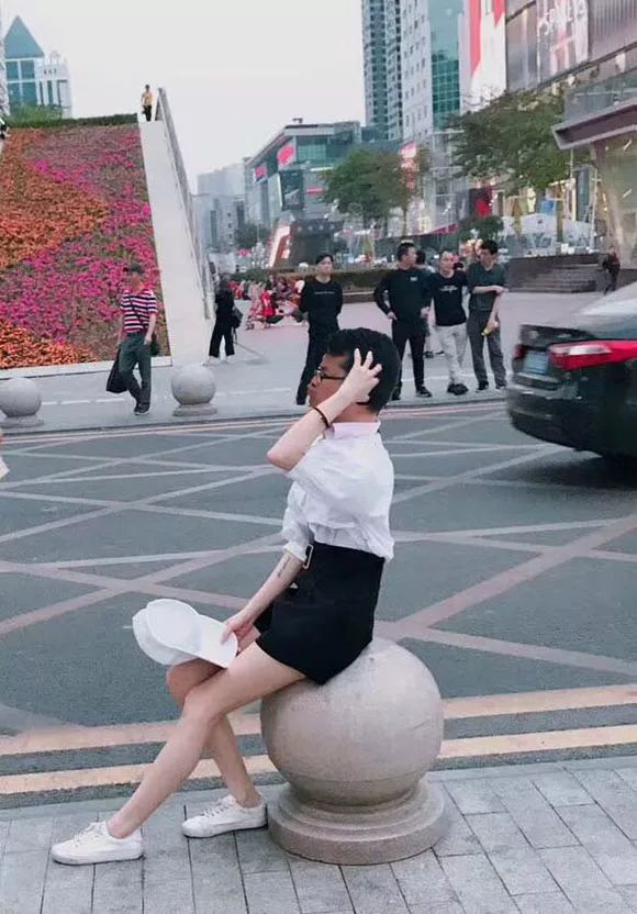 ps恶搞第517期:求大神在我身后p一个妹子,两个男的太