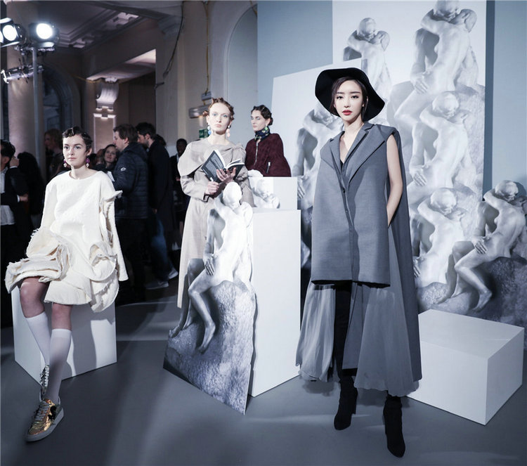 刘凡菲伦敦助阵时尚大秀