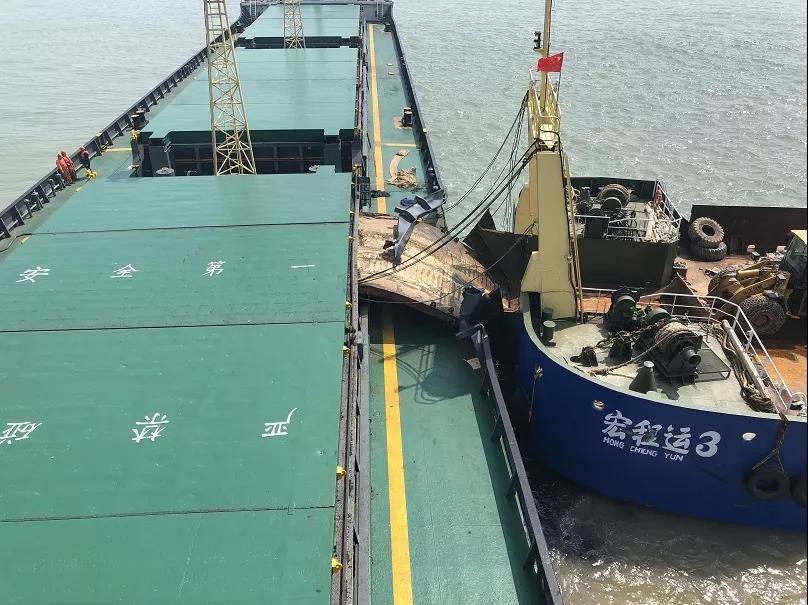 两船海上碰撞“连体”需切割分离 31名船员获救